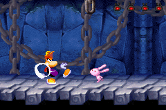 Un petit lapin rose fonçant sur Rayman.