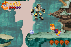Un Sbire Gris sautant pour éviter le poing de Rayman.