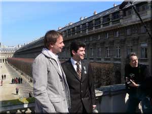 Michel Ancel et Frédérick Raynal devant le Palais Royal.