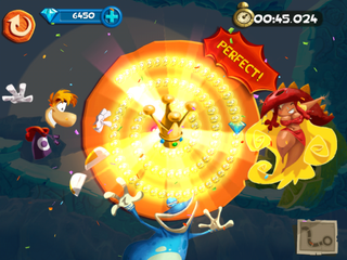 Sandra Misu à côté d'une première version de la spirale de comptage des Lums de Rayman Fiesta Run, cette fois totalement remplie.