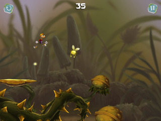 Rayman sautant au-dessus d'une ronce géante, vers une fleur piquante fermée.
