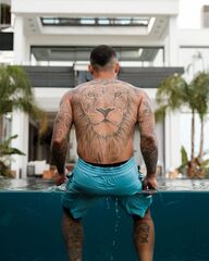 Une photographie montrant une partie des tatouages de Memphis Depay. Celui de Rayman est sur son bras droit.